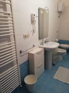 拉维罗Residence Le Villette的一间带水槽、卫生间和镜子的浴室