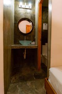 圣卡塔利娜岛Hostel Villa Vento Surf的一间带水槽和镜子的浴室