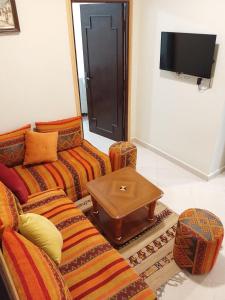 海尼夫拉Maison d'hôte Najah的客厅配有两张沙发和一张咖啡桌