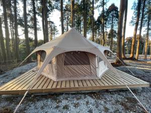 Tako no Hoshi Campsite - Vacation STAY 42009v的树林中木平台上的帐篷