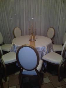 里加Great place的餐桌、椅子、白色桌子和椅子