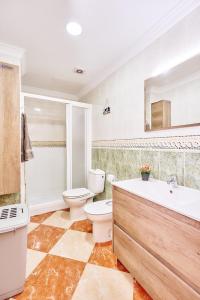 莫切Holidays Beach Torrox - 6的浴室配有卫生间、盥洗盆和浴缸。