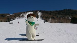 山之内町志贺高原奥林匹克酒店的站在雪中的一个大型充气雪人