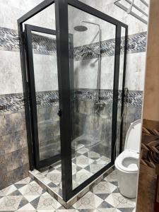 达累斯萨拉姆Oceans-Opulence/3BR-5 BEDS的带淋浴和卫生间的浴室