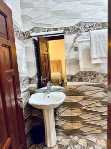 达累斯萨拉姆Oceans-Opulence/3BR-5 BEDS的一间带水槽和镜子的浴室