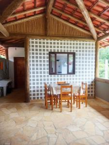 乌巴图巴Country House - Ubatumirim Beach的一间带桌椅的用餐室