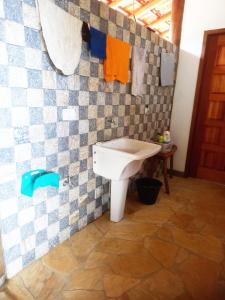乌巴图巴Country House - Ubatumirim Beach的一间带卫生间和瓷砖墙的浴室