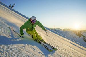 戈雷尼斯卡地区采尔克列克拉维克酒店的一个人在雪覆盖的斜坡上滑雪