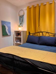 都柏林Liffey Valley Homestay的一间卧室配有一张黄色窗帘的床