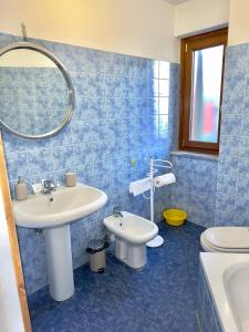 巴多尼奇亚Villa Esclusiva a 3 Piani的一间带水槽、卫生间和镜子的浴室