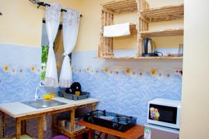 基利菲Vibrant Haven ~ Deux的厨房配有水槽和台面