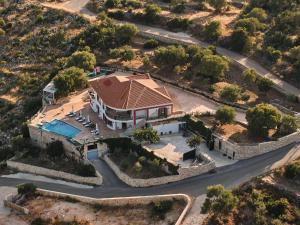 圣尼古拉奥斯Jessica Luxury Villa的享有带游泳池的房屋的空中景致