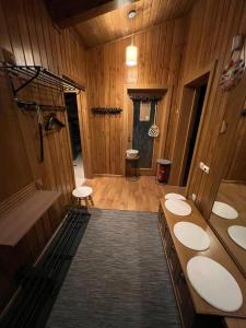 拉兹洛格Villa - VALL DI VALL in Pirin Golf & Country Club的一间带四个盥洗盆的浴室,位于一个木墙房间内