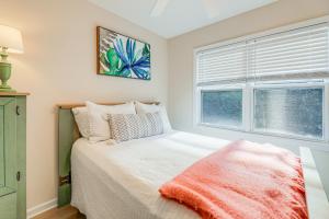 翡翠岛Well-Equipped Emerald Isle Townhome Pets Welcome!的一间卧室设有一张床和一个窗口