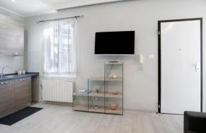 圣雷莫Casa Sanremo Tiziano的客厅设有壁挂式平面电视。