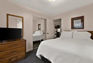 特拉弗斯城特拉弗斯湾宾馆的一间卧室配有一张床和一台平面电视