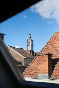 蒙斯Mons Dragon House的享有带钟楼建筑的景致