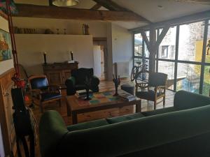 圣阿姆贝尔维尤Lumineuse Et Spacieuse Maison Style Loft的客厅配有沙发、椅子和桌子