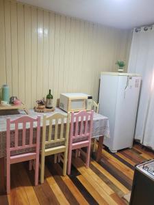 劳鲁米莱Pousada Justi Oliveira的厨房配有桌子和冰箱