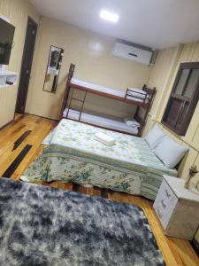 劳鲁米莱Pousada Justi Oliveira的一间卧室配有双层床和地毯。