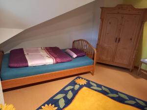 蒙德塞Ferienhaus am Mondsee的一间卧室配有床、橱柜和地毯