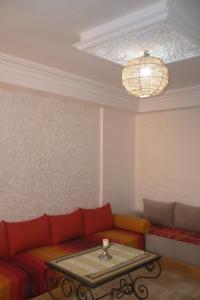 阿加迪尔Spacious Appartement in Agadir only for families的客厅配有沙发和桌子