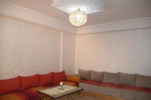 阿加迪尔Spacious Appartement in Agadir only for families的客厅配有沙发和桌子