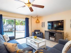 霍姆斯海滩Coco Cabana的带沙发和电视的客厅