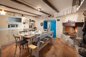 多布林吉Mondinica Heritage House的厨房配有桌椅和炉灶。
