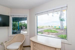 安娜玛丽亚Azure Seas的客房设有窗户和桌椅。