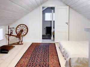 MellösaHoliday home Mellösa IV的卧室配有一张床,门旁设有可放风的轮子
