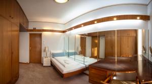 因斯布鲁克Innsbruck Garden Residence的大型客房设有浴缸和白色沙发。