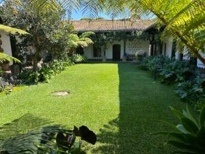 危地马拉安地瓜Eternal Spring的绿色草地的院子