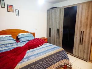 乌巴图巴Country House - Ubatumirim Beach的一间卧室配有一张床和两个木制橱柜。