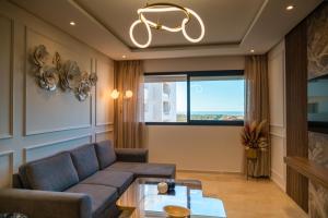 拉巴特Appartement luxueux Prestigia的客厅配有沙发和桌子