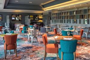 英格里斯顿爱丁堡机场希尔顿逸林酒店的一间在房间内配有桌椅的餐厅