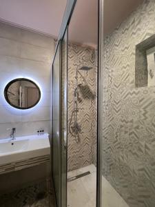 莫诺登德里Βερβερίτσα的带淋浴、盥洗盆和镜子的浴室