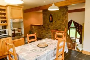 CloneenThe Mountain Lodge Slievenamon spacious 4 bedroom house的厨房以及带桌椅的用餐室。