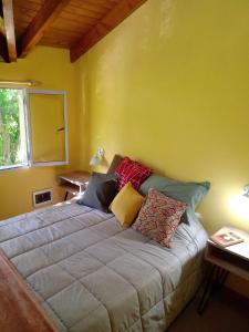 普埃洛湖Mi Casa Tu Casa的黄色墙的房间里一张床位