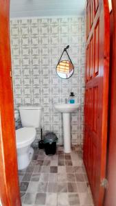 卡波布里奥Refúgio dos Lagos.的一间带卫生间和水槽的浴室