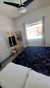 卡波布里奥Refúgio dos Lagos.的一间卧室配有一张床和吊扇