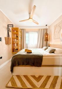 阿坎提拉德洛斯基ZAMA Bella Vista的一间卧室配有一张大床和吊扇