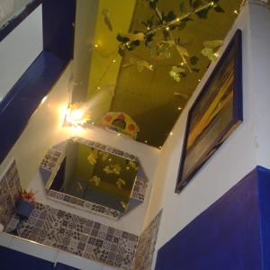锡帕基拉MACONDO apartamento turistico tematico的客厅享有高空美景,设有天花板