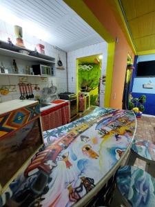 锡帕基拉MACONDO apartamento turistico tematico的厨房配有一张桌子,上面有绘画作品