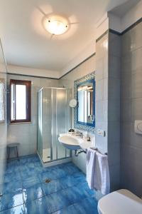 滨海波利尼亚诺皮埃特拉布鲁Spa度假酒店 - CDS酒店的一间带水槽和淋浴的浴室