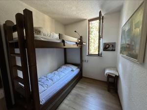 摩德纳迪-坎皮格里奥Appartamento Patascoss的客房设有两张双层床和一扇窗户。