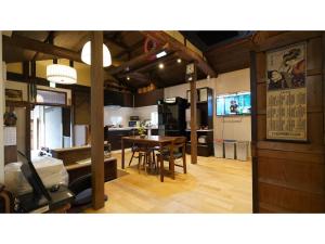 宇治市Uji Tea Inn - Vacation STAY 27216v的厨房以及带桌椅的用餐室。