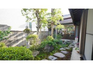 宇治市Uji Tea Inn - Vacation STAY 27216v的一座花园,在房子前面有岩石和树木