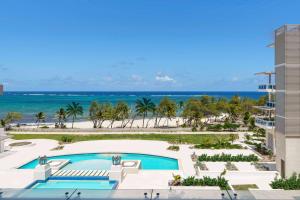 圣菲利普Wyndham Grand Barbados Sam Lords Castle All Inclusive Resort的享有度假胜地的空中景致,设有游泳池和海滩
