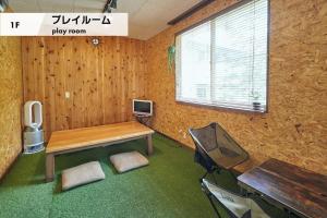 富士吉田市Fujisan Guest House Kikkaya - Vacation STAY 28692v的一间房间,里面设有桌子和显示器